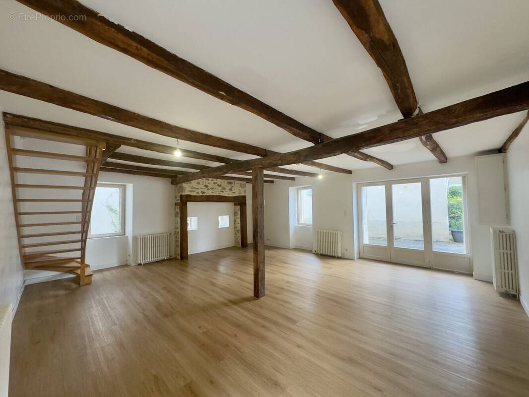 Salon-Séjour - Maison à MARC-LA-TOUR