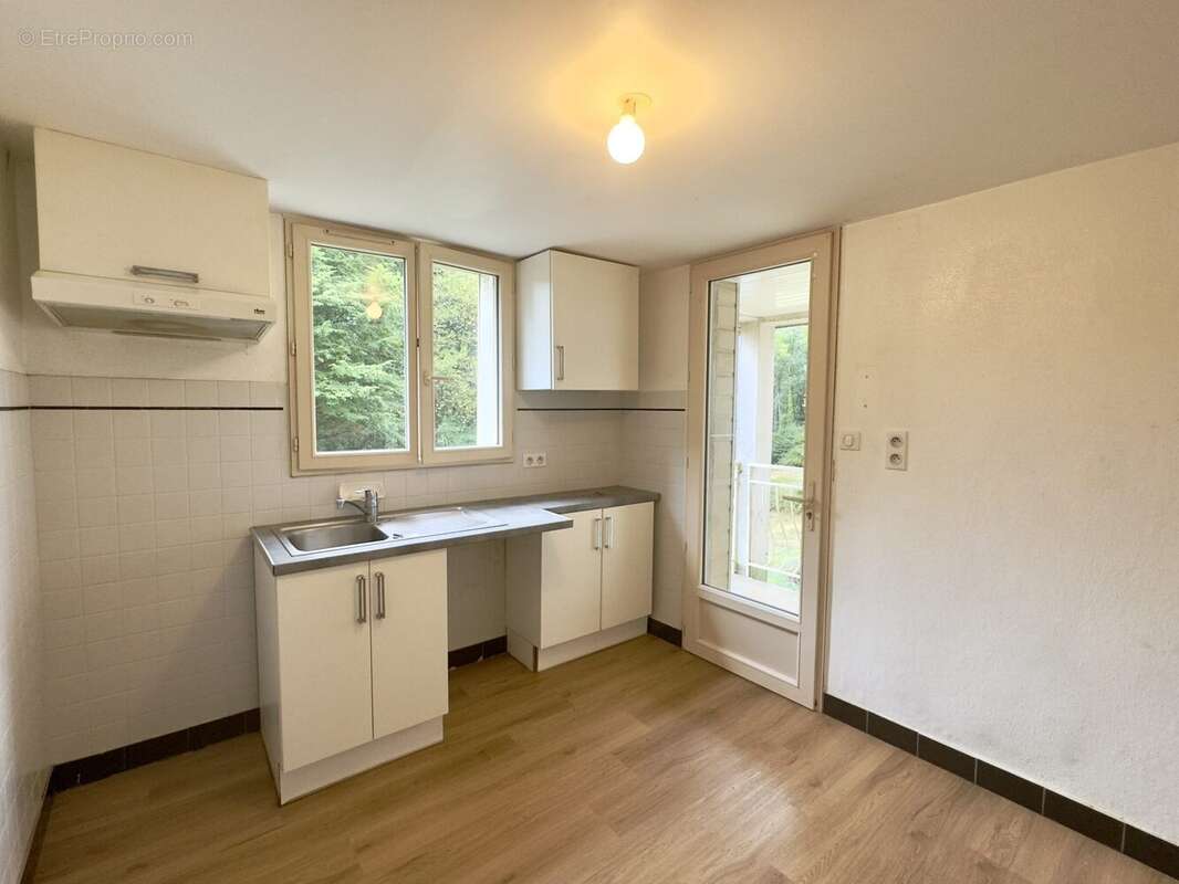 Maison à MARC-LA-TOUR