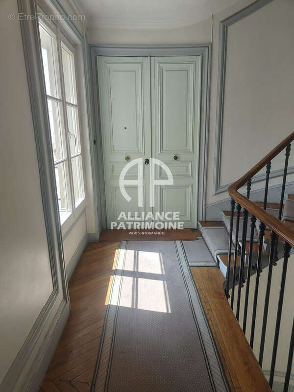 175.55 M2 Immeuble Haussmanien avec ascenseur - Appartement à PARIS-17E