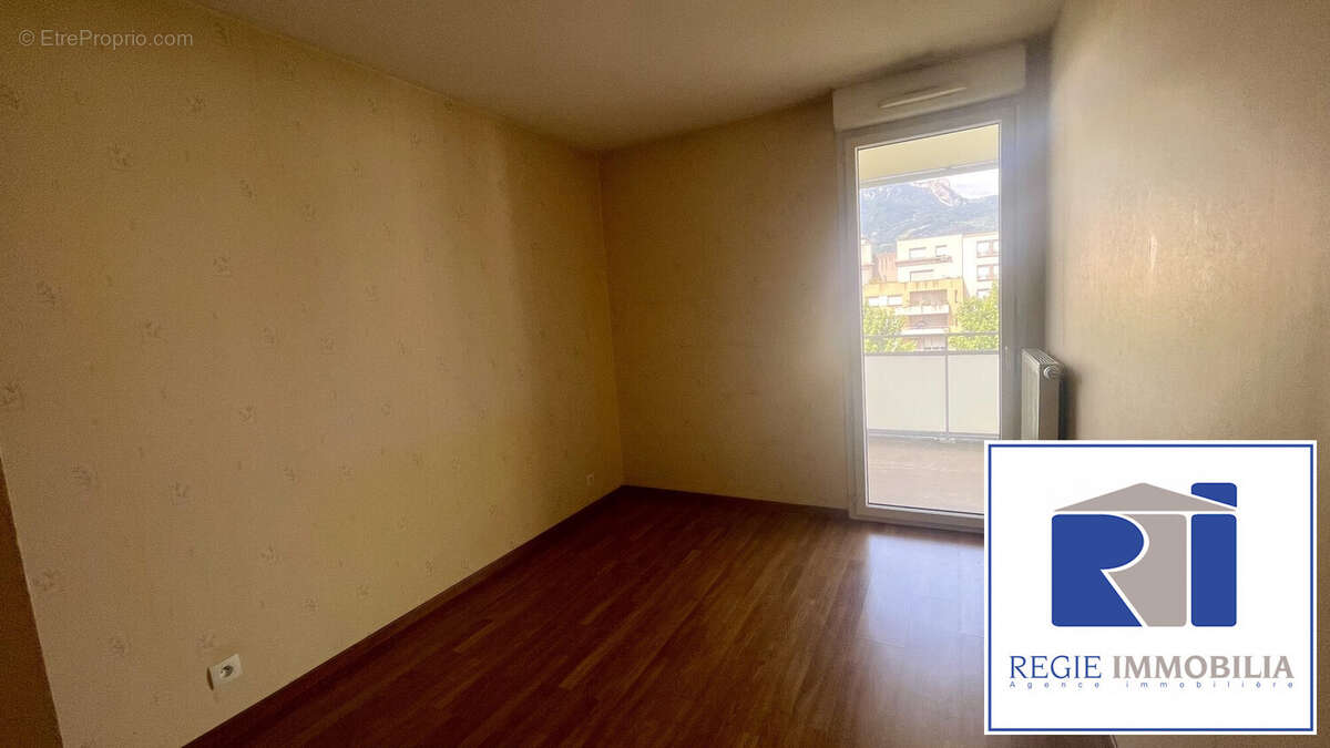 Deuxième chambre - accès à la terrasse  - Appartement à GRENOBLE