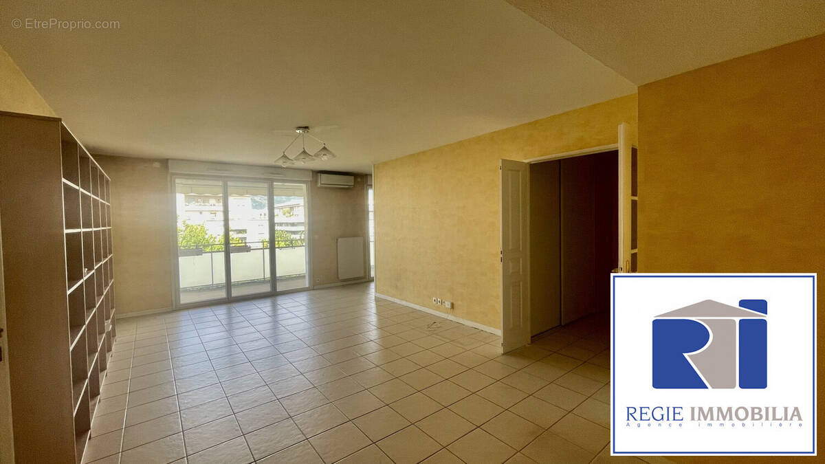 Séjour avec accès à la terrasse - Appartement à GRENOBLE