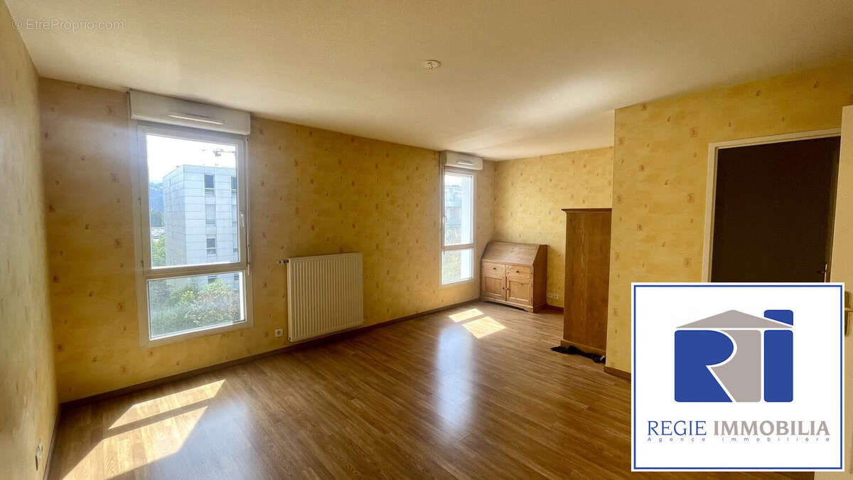 Vaste chambre avec dressing  - Appartement à GRENOBLE