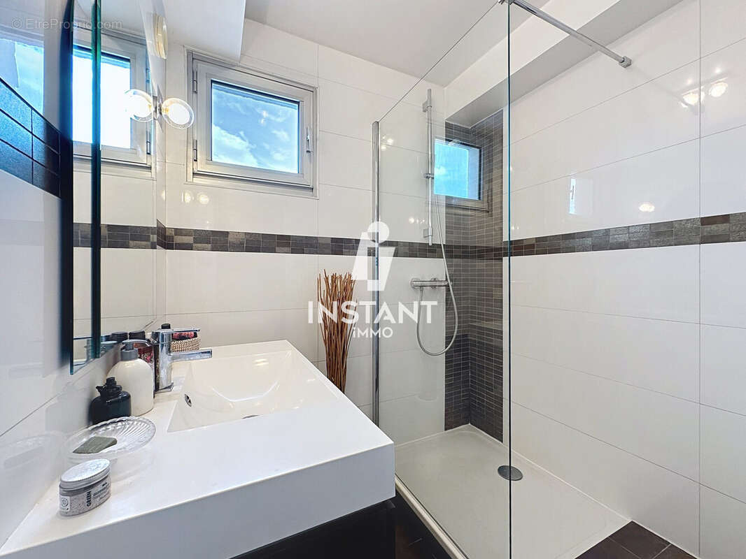 Appartement à CHARENTON-LE-PONT