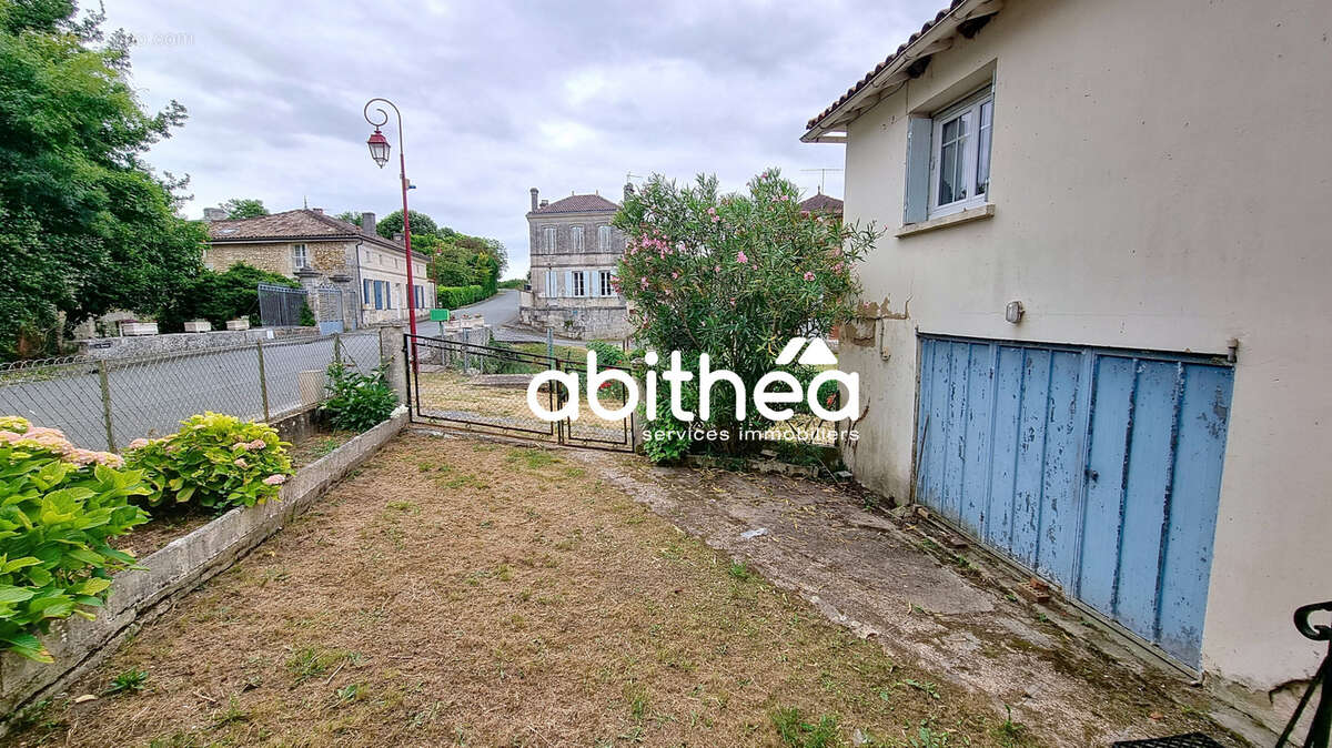 Appartement à NIEUL-LE-VIROUIL