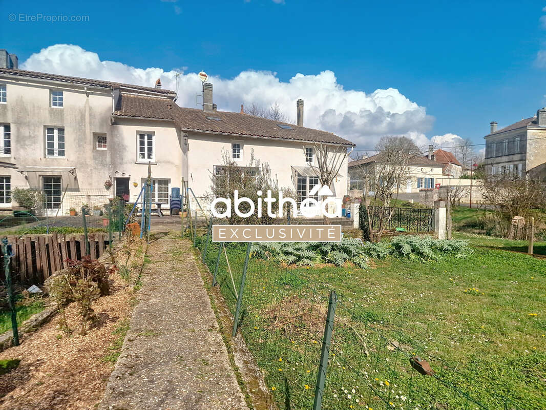 Appartement à NIEUL-LE-VIROUIL