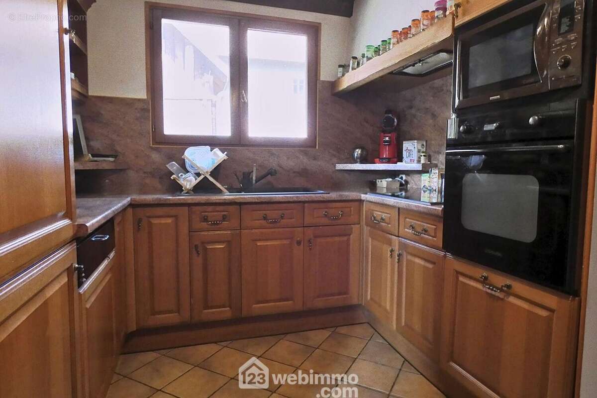 ... L&#039;habitation de plain pied se compose d&#039;une cuisine semi ouverte ... - Maison à LATHUILE