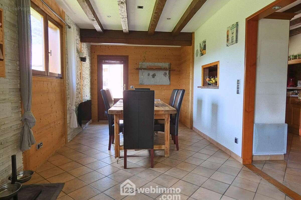 ... Sur la salle à manger - Maison à LATHUILE