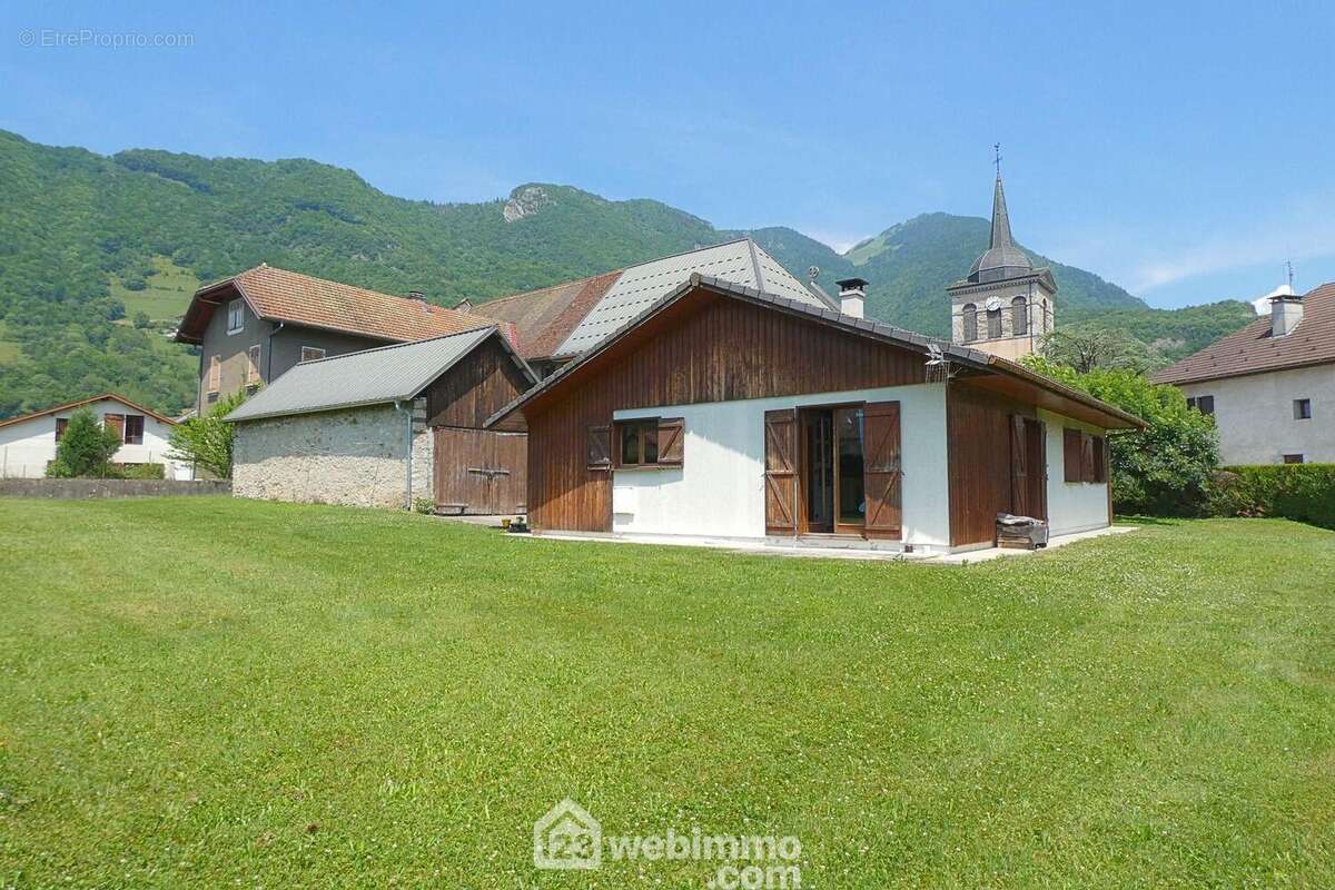 Découvrez cet ensemble immobilier situé sur la commune de Marlens qui propose cette maison individuelle de 88 m²... - Maison à LATHUILE