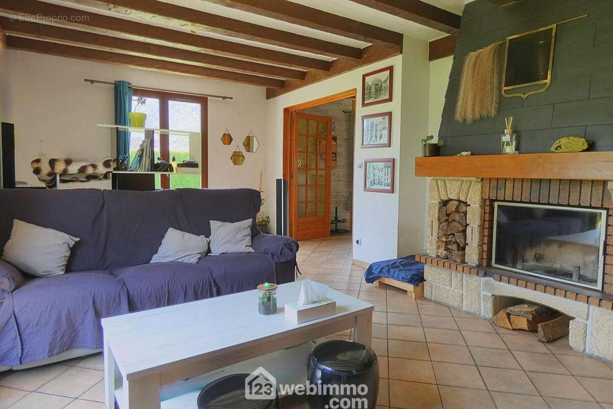 L&#039;espace de vie dispose d&#039;une cheminée - Maison à LATHUILE