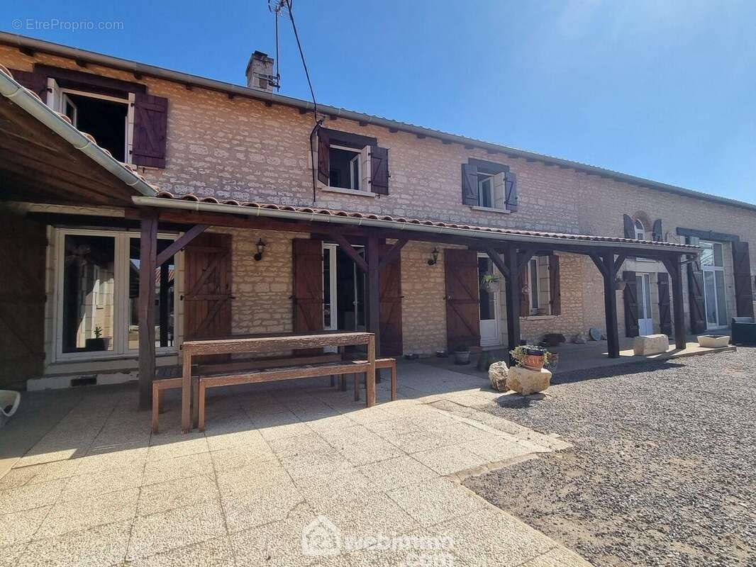 A l&#039;extérieur, une terrasse couverte, - Maison à VILLIERS