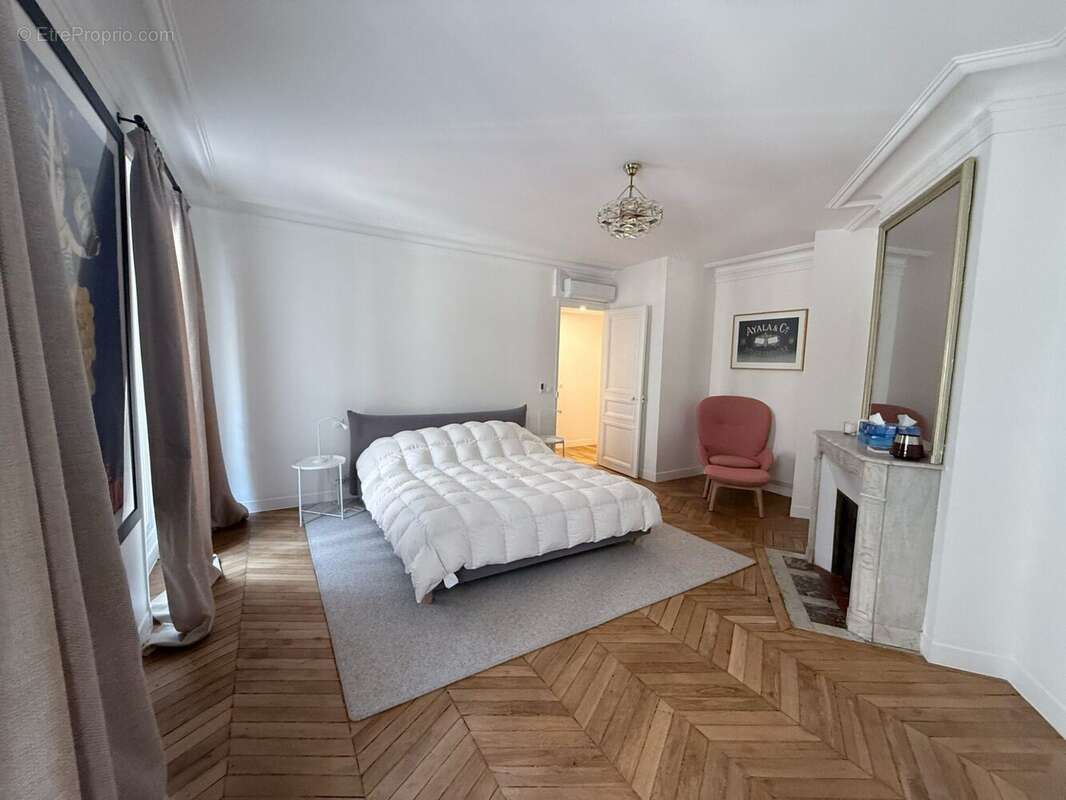 Appartement à PARIS-8E