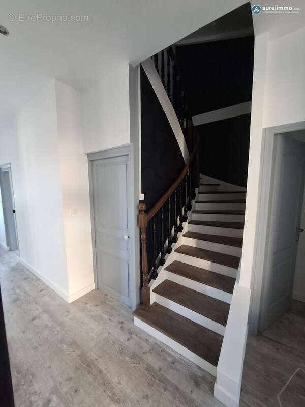 escalier - Maison à NERIS-LES-BAINS