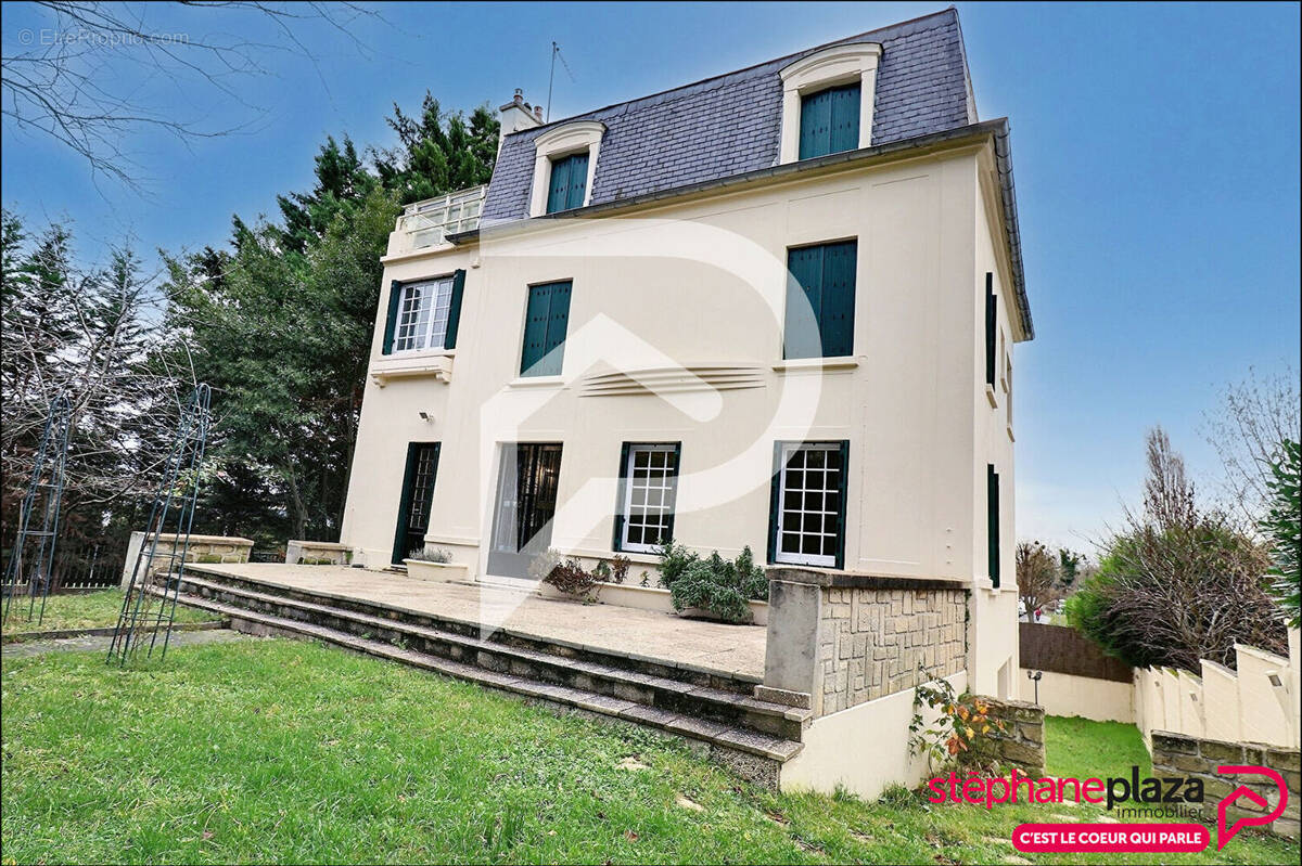 Maison à LE MESNIL-LE-ROI