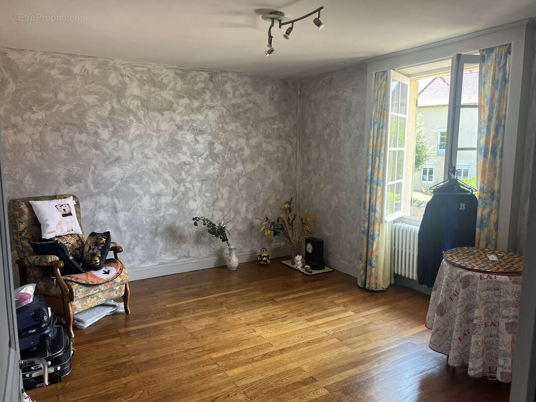 Maison à SAINT-CHRISTOPHE-EN-BRIONNAIS