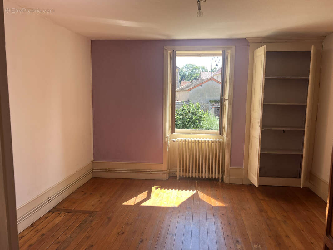 Maison à SAINT-CHRISTOPHE-EN-BRIONNAIS