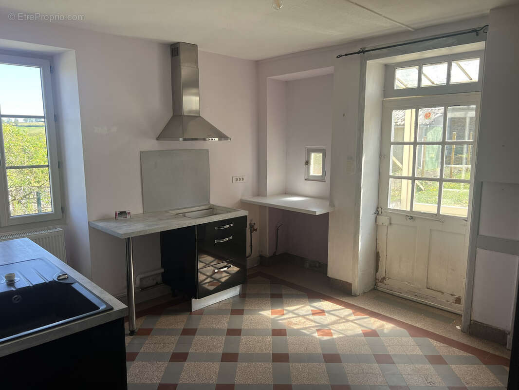 Maison à SAINT-CHRISTOPHE-EN-BRIONNAIS