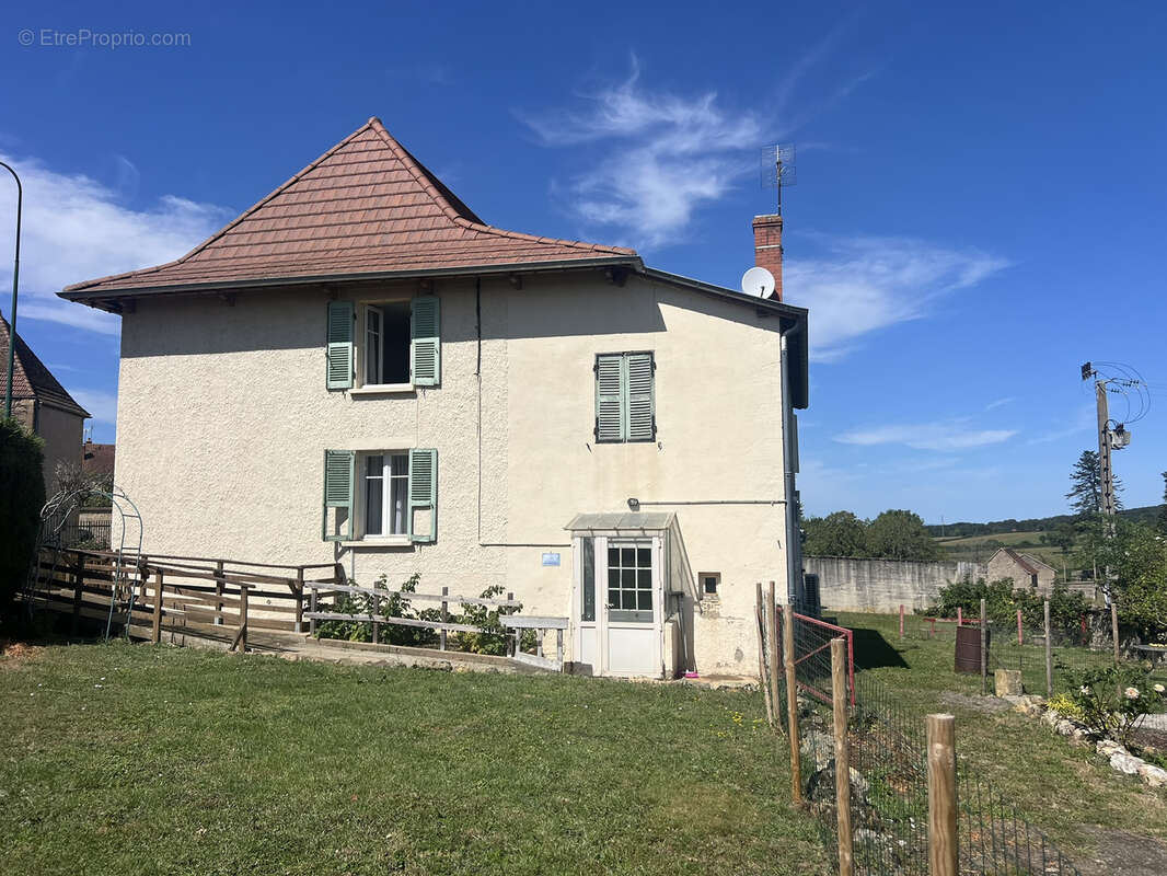 Maison à SAINT-CHRISTOPHE-EN-BRIONNAIS