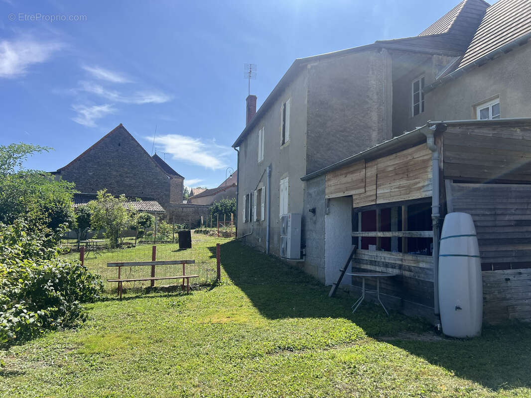 Maison à SAINT-CHRISTOPHE-EN-BRIONNAIS