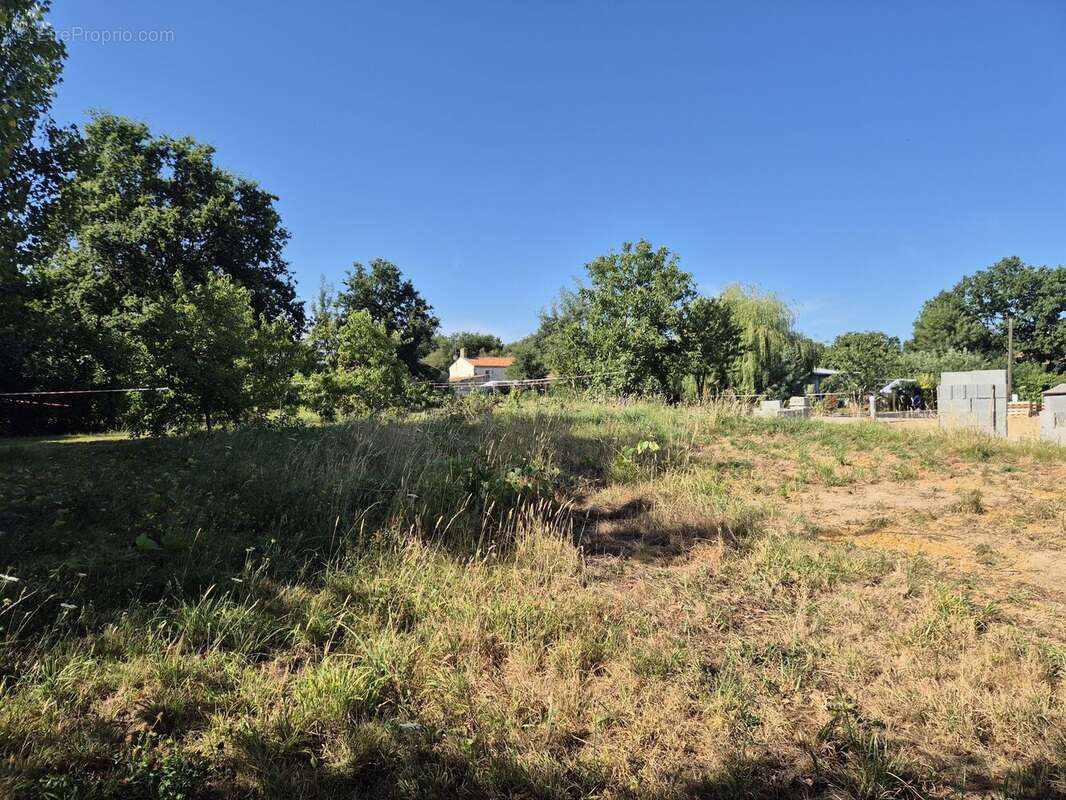 Terrain à GROSBREUIL