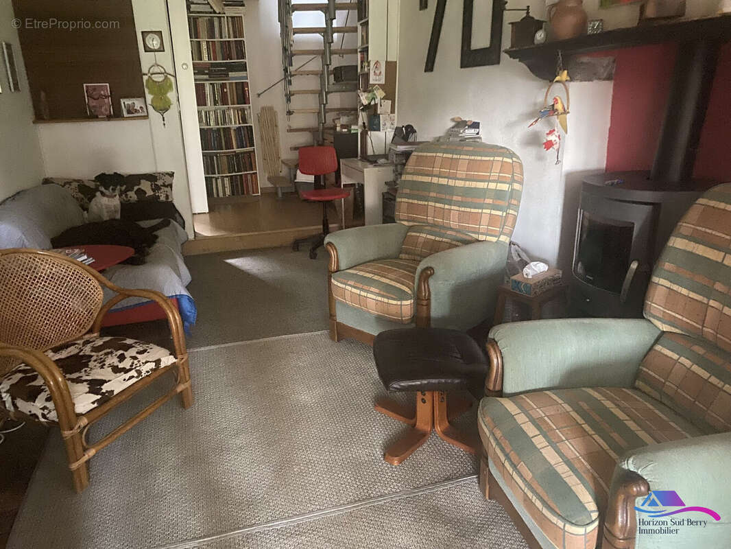 Séjour avec poêle à bois - Maison à NOUZERINES