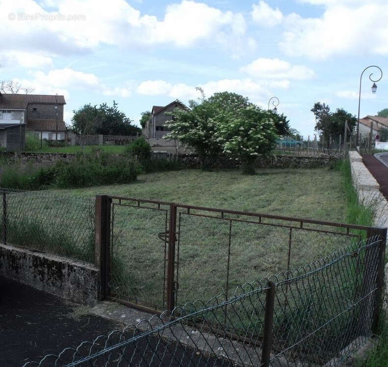 Maison à CHAMPNIERS-ET-REILHAC