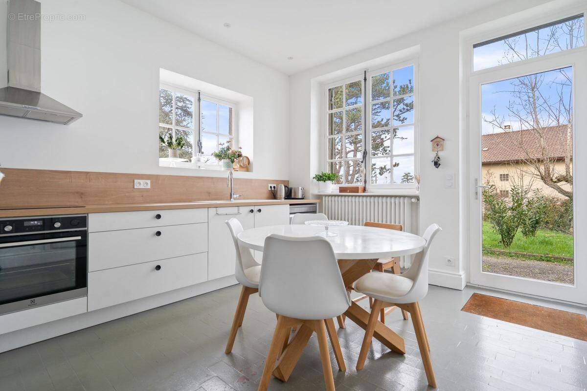 Maison à LA TOUR-DE-SALVAGNY