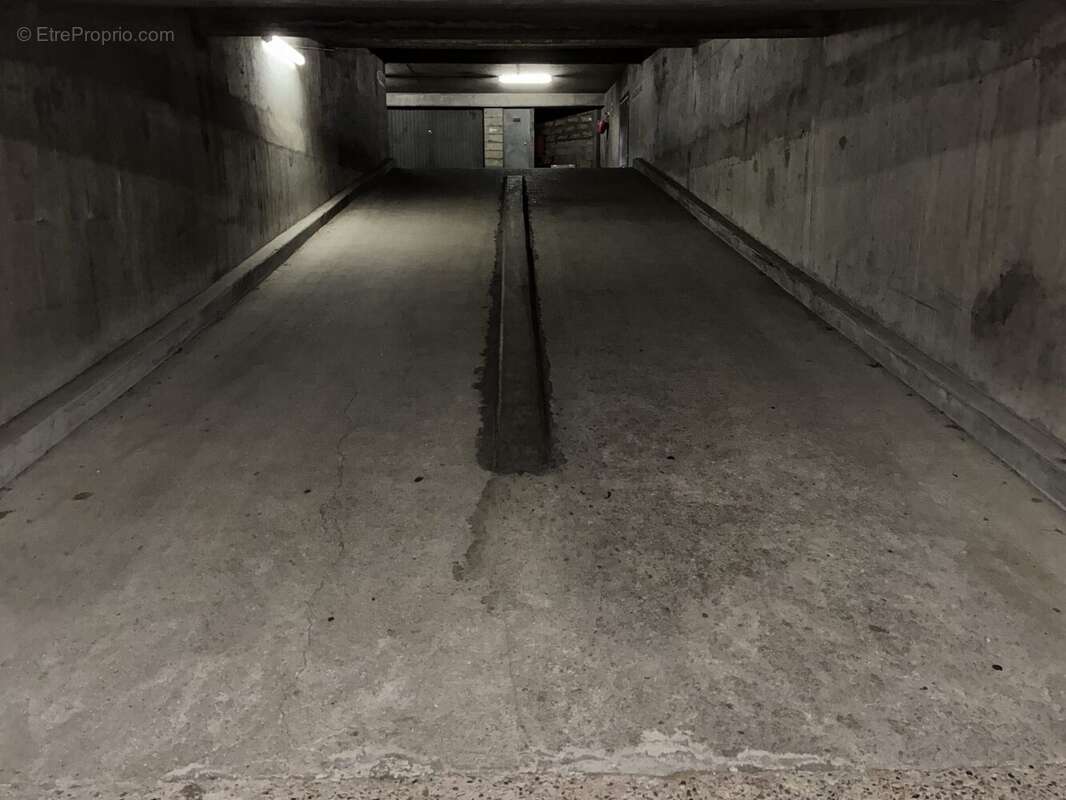 Parking à PARIS-18E