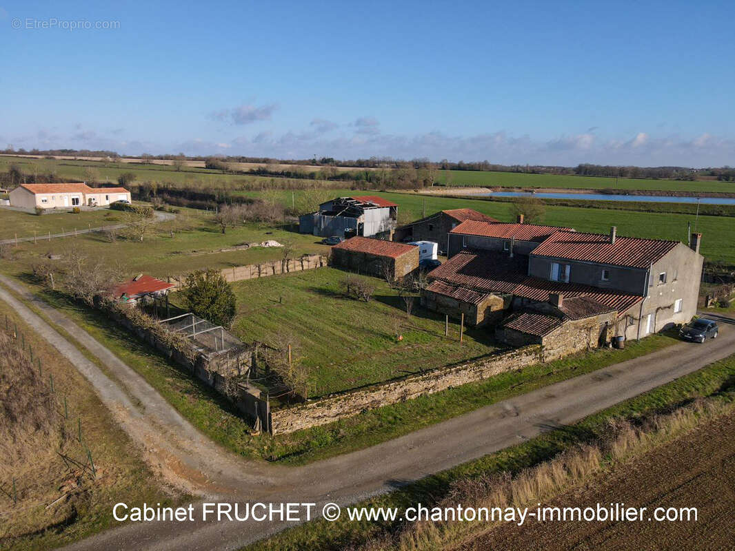 Maison à BAZOGES-EN-PAREDS
