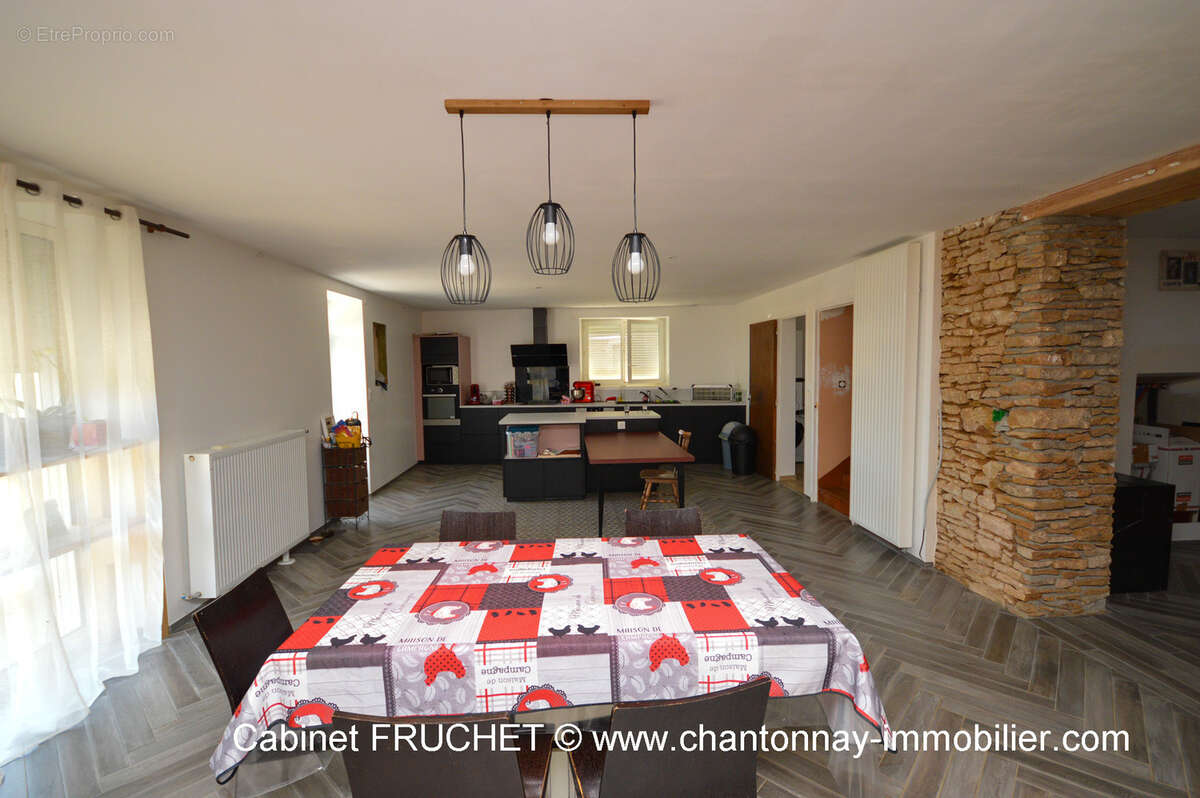 Maison à BAZOGES-EN-PAREDS