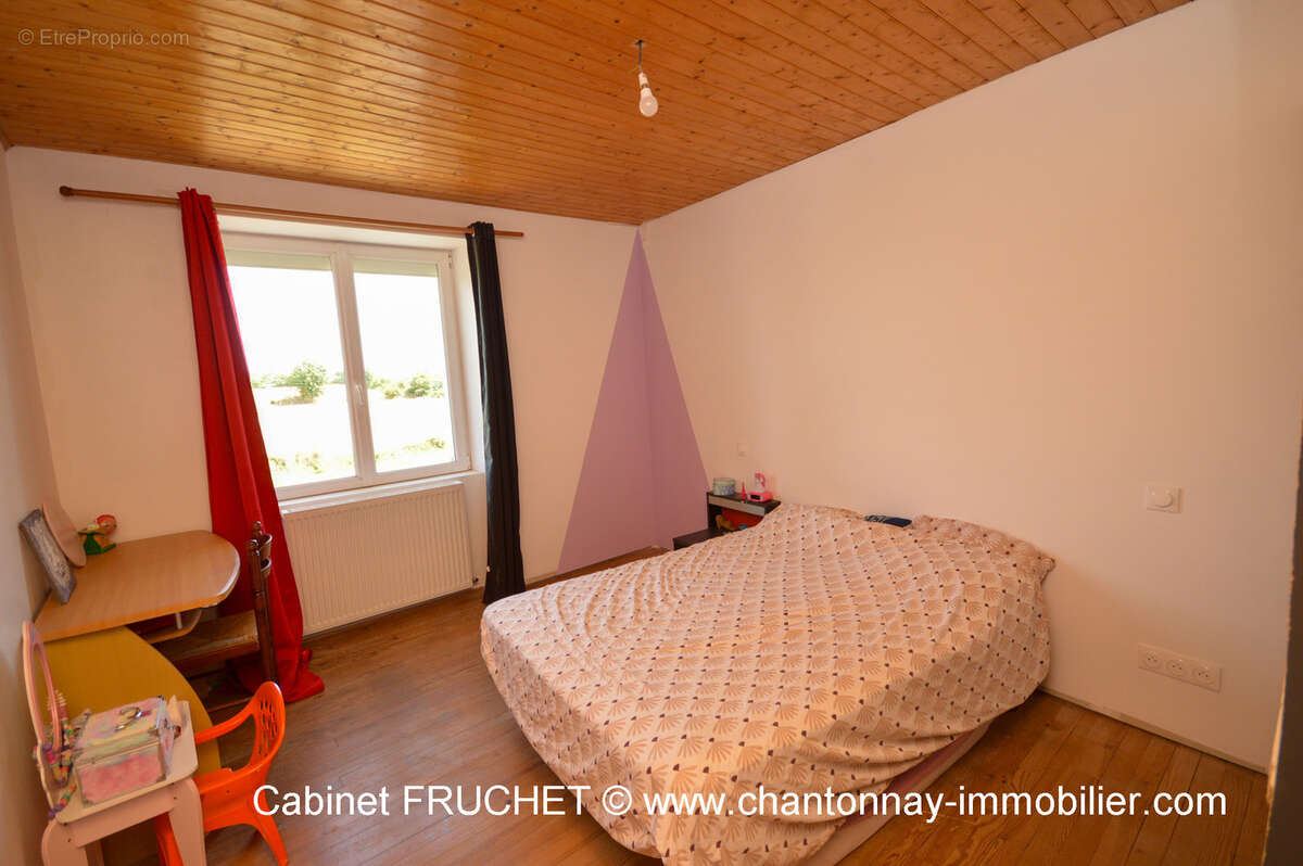 Maison à BAZOGES-EN-PAREDS