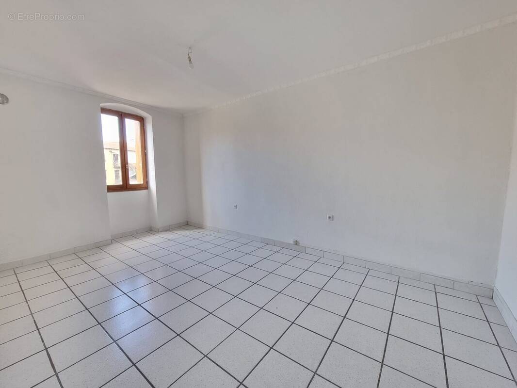 APPARTEMENT T4 ELEVE SUR CAVE CHAMBRE 1 AU 1ER ETAGE COTE RUE - Appartement à RIVE-DE-GIER