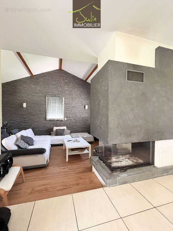 Maison à MONCOUTANT