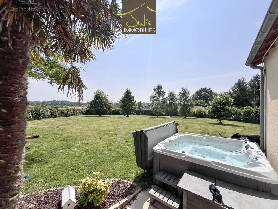 Maison à MONCOUTANT