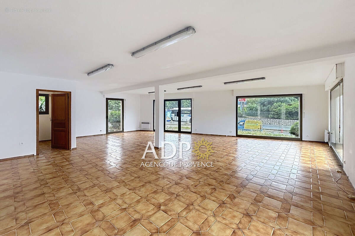 Commerce à CHATEAUNEUF-GRASSE