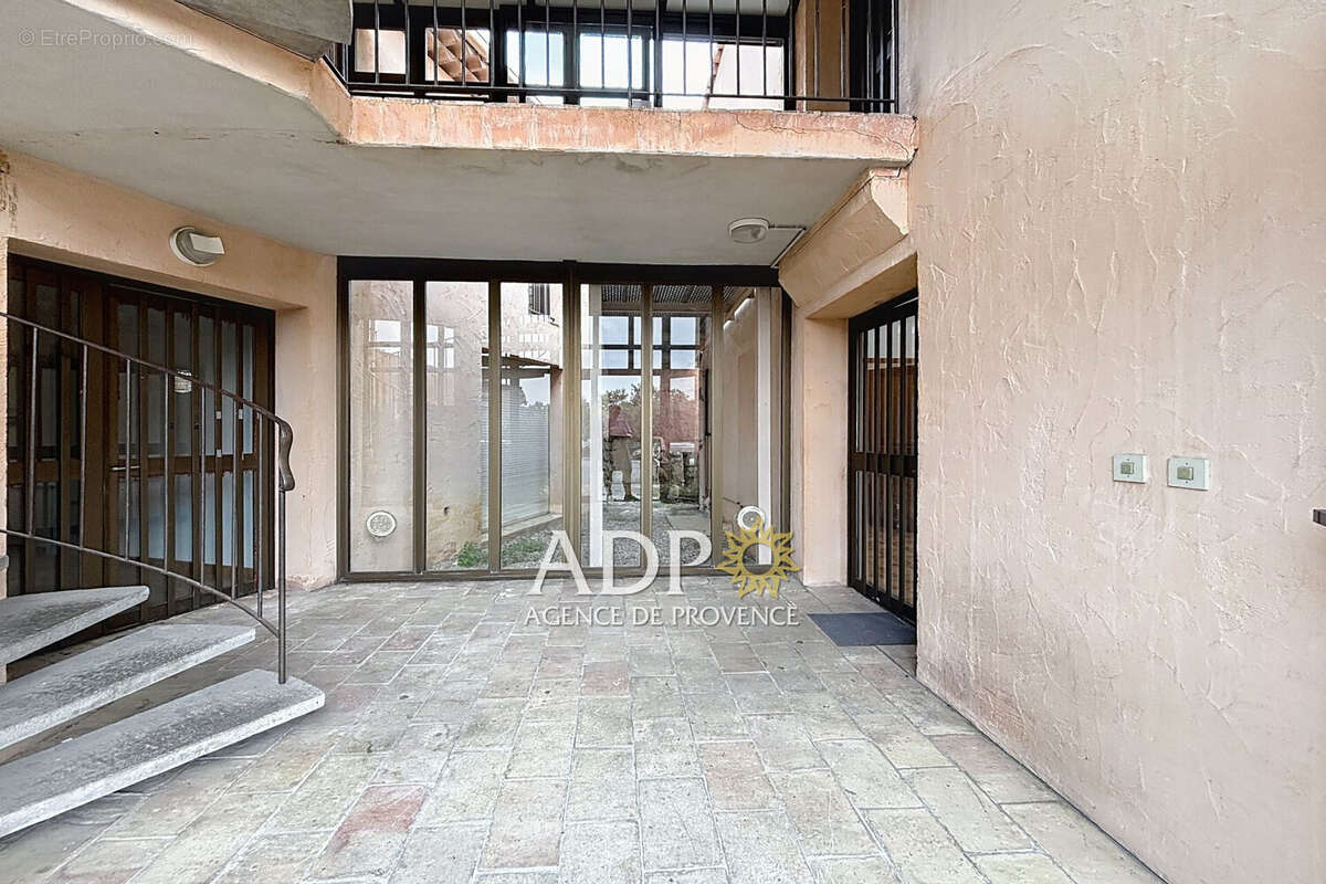 Commerce à CHATEAUNEUF-GRASSE