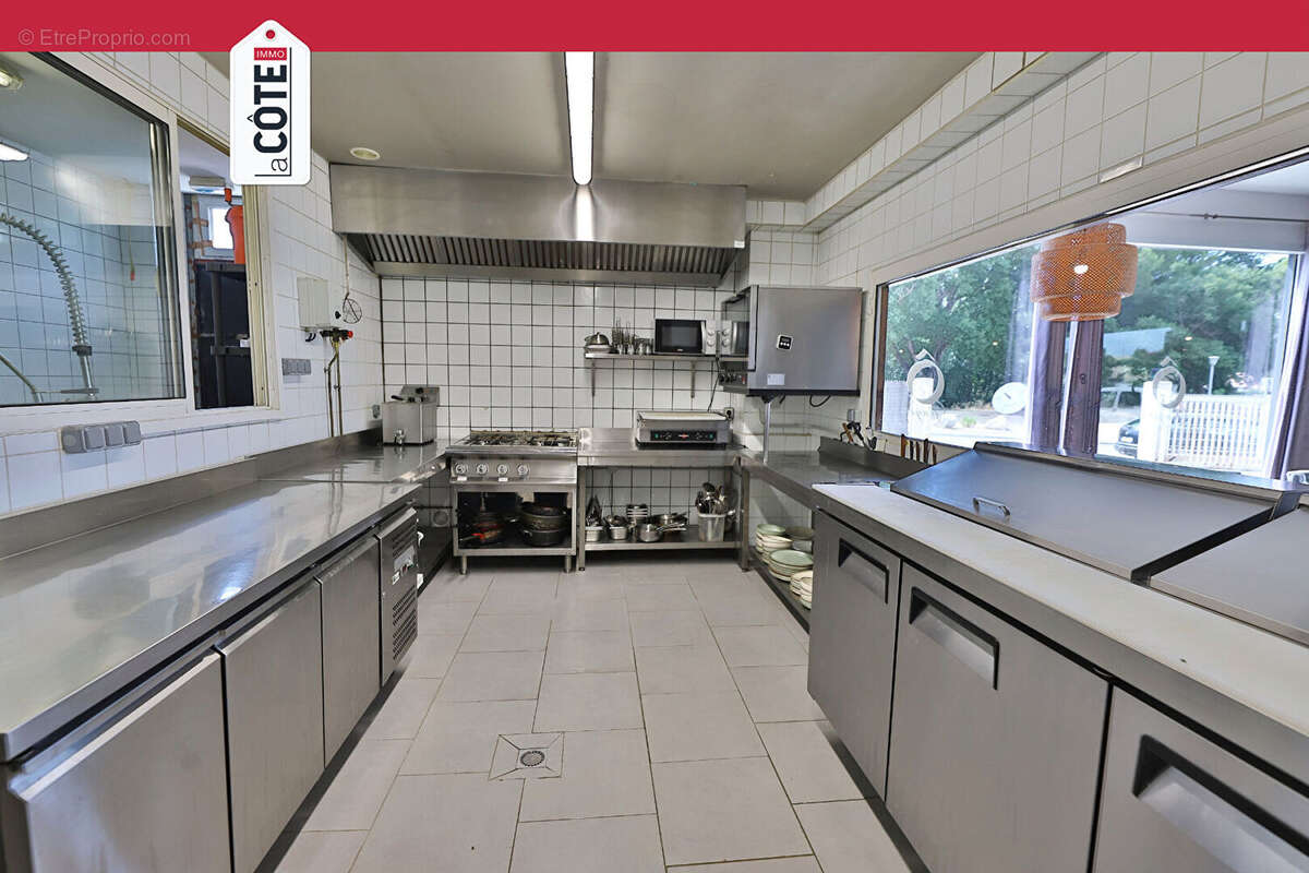 Commerce à CHATEAUNEUF-LES-MARTIGUES