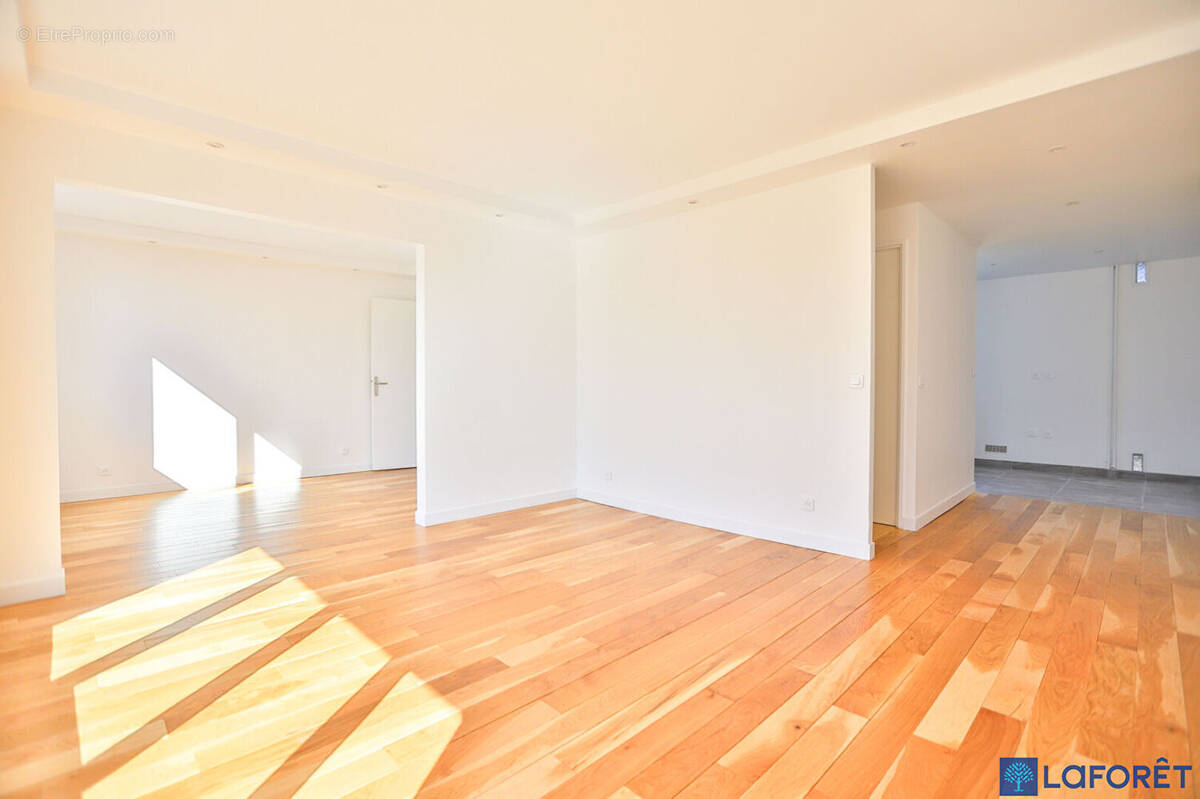 Appartement à NEAUPHLE-LE-CHATEAU