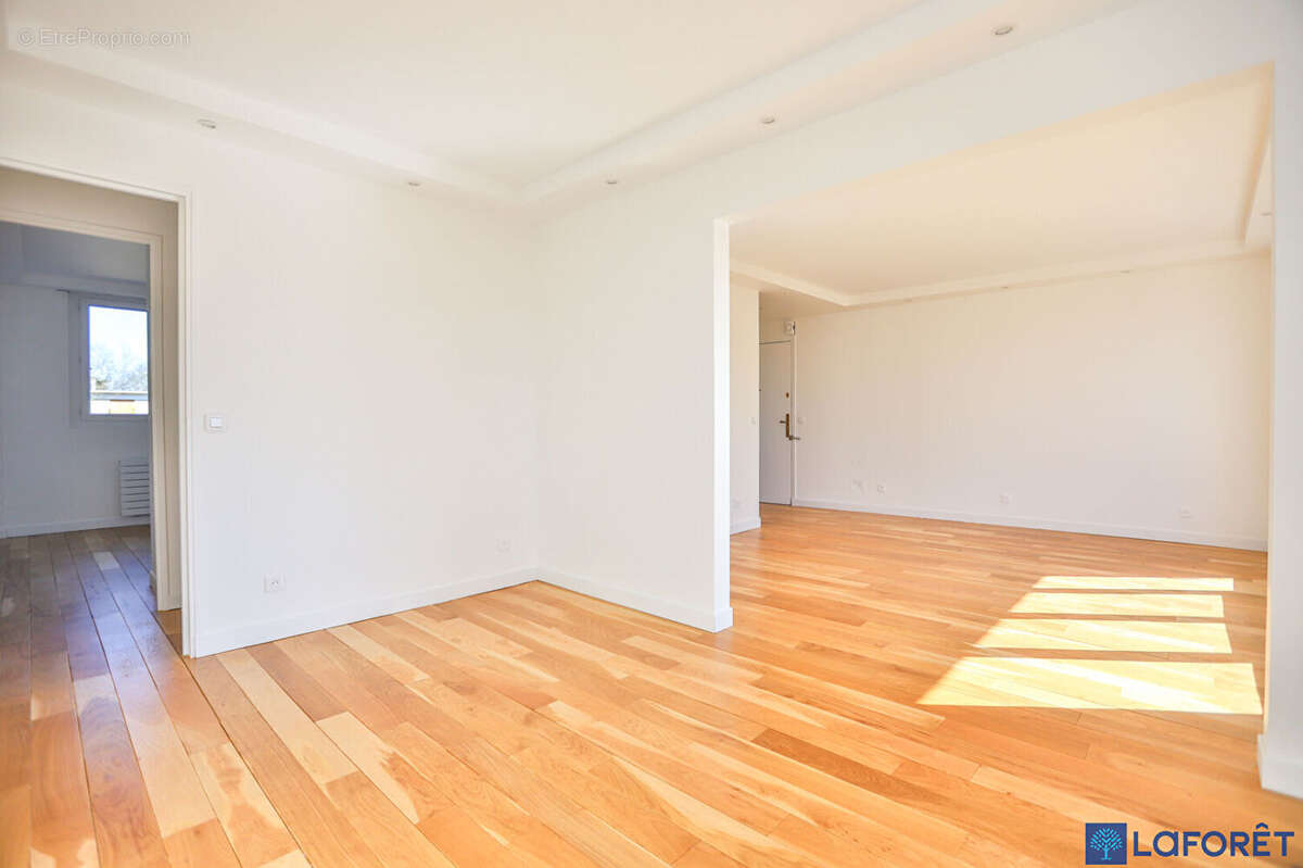 Appartement à NEAUPHLE-LE-CHATEAU