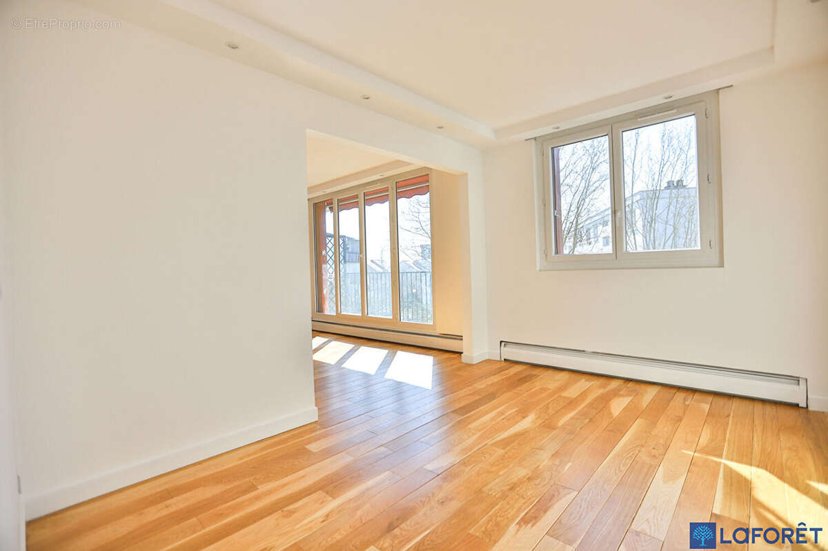 Appartement à NEAUPHLE-LE-CHATEAU