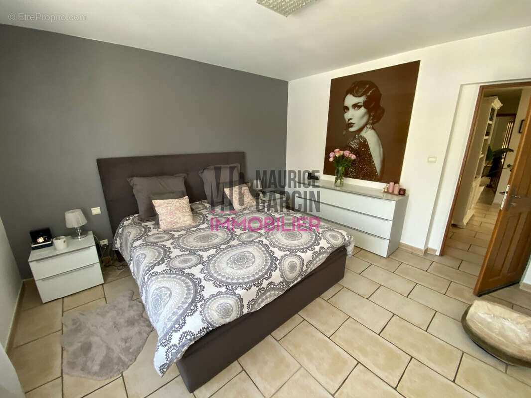 Maison à ENTRAIGUES-SUR-LA-SORGUE