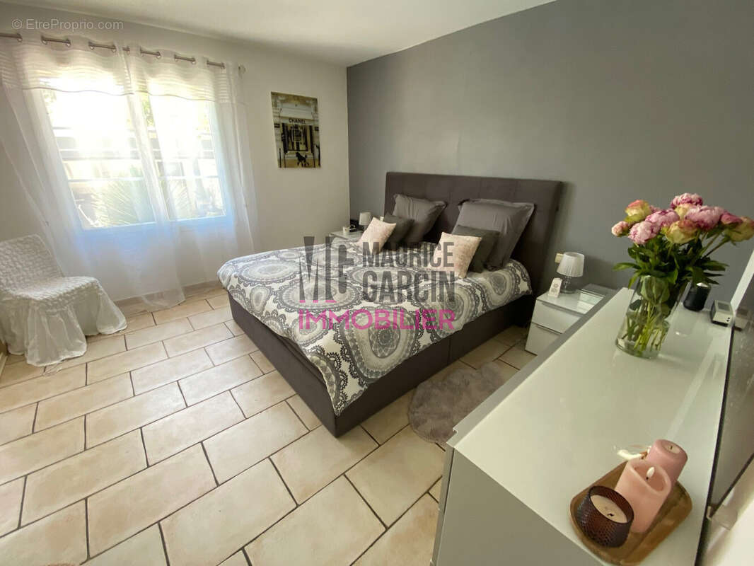 Maison à ENTRAIGUES-SUR-LA-SORGUE