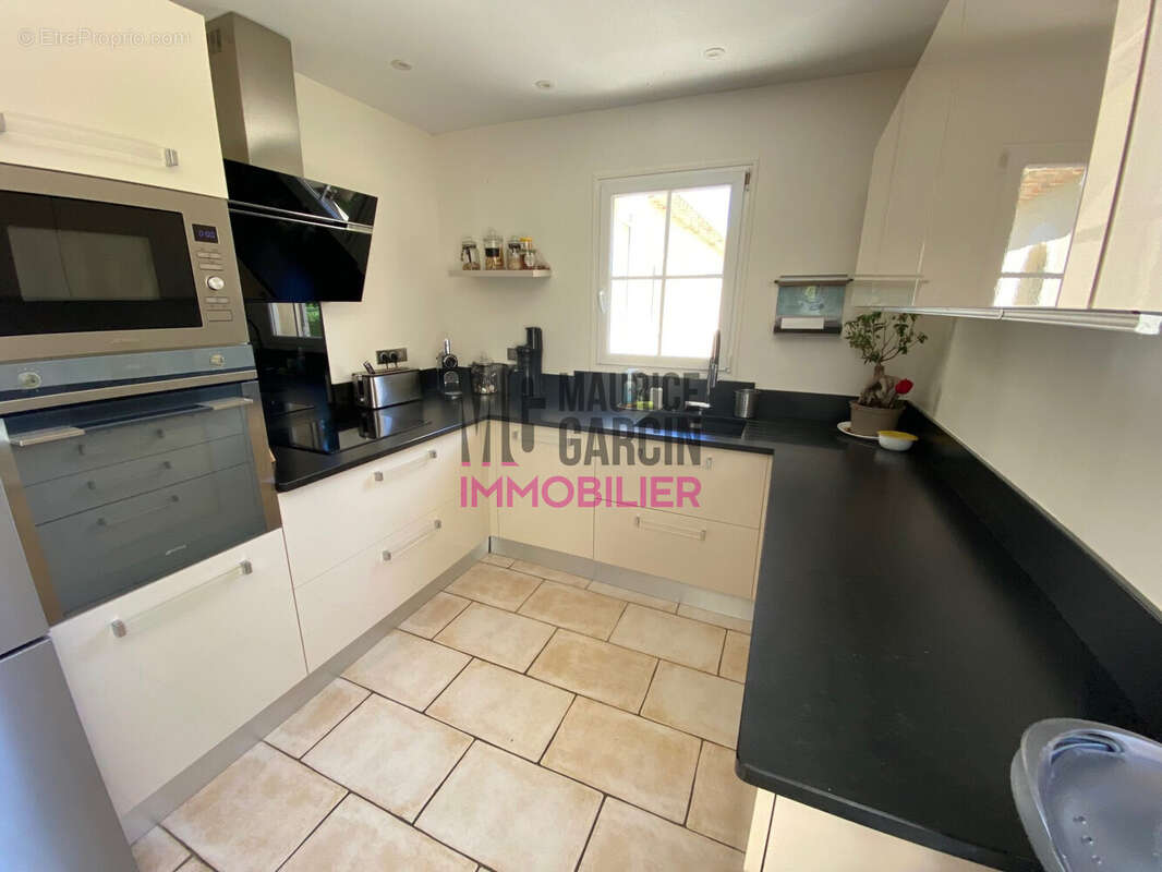 Maison à ENTRAIGUES-SUR-LA-SORGUE