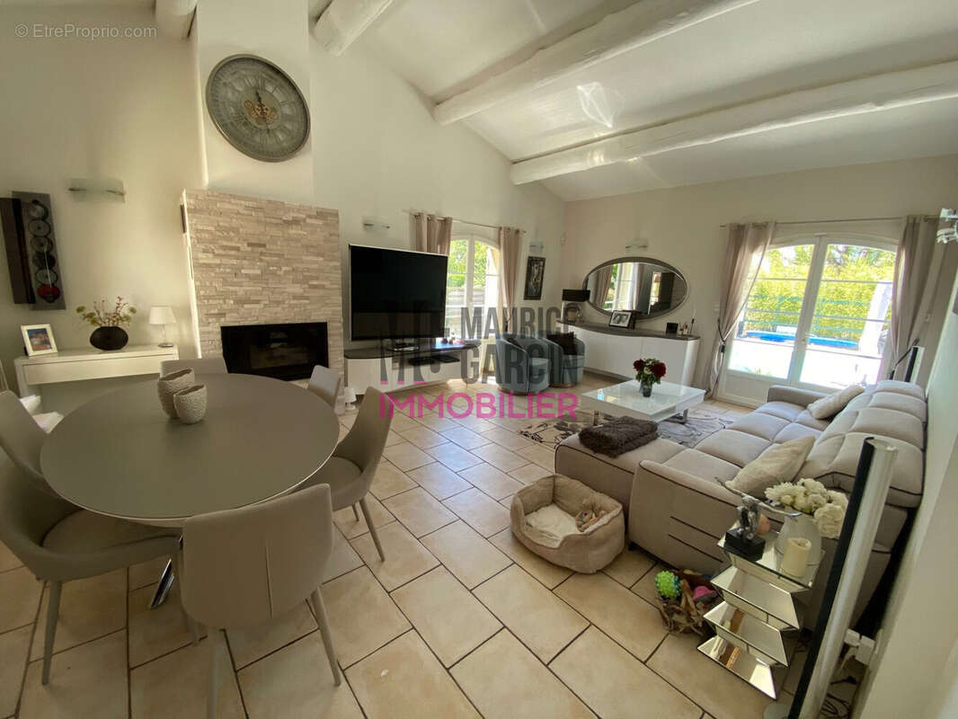 Maison à ENTRAIGUES-SUR-LA-SORGUE