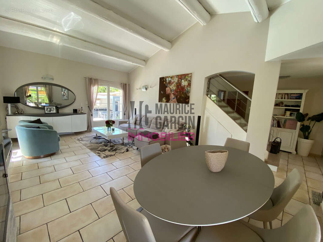 Maison à ENTRAIGUES-SUR-LA-SORGUE