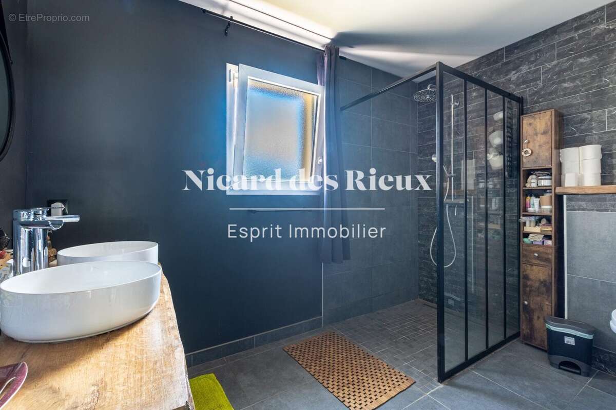 Salle d&#039;eau - Maison à COMPREIGNAC