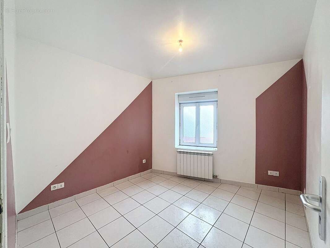 CHAMBRE 2 T3 RDC - Appartement à PONT-DE-CHERUY