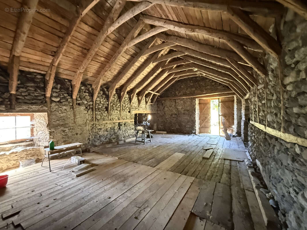 Maison à SAINT-JULIEN-CHAPTEUIL