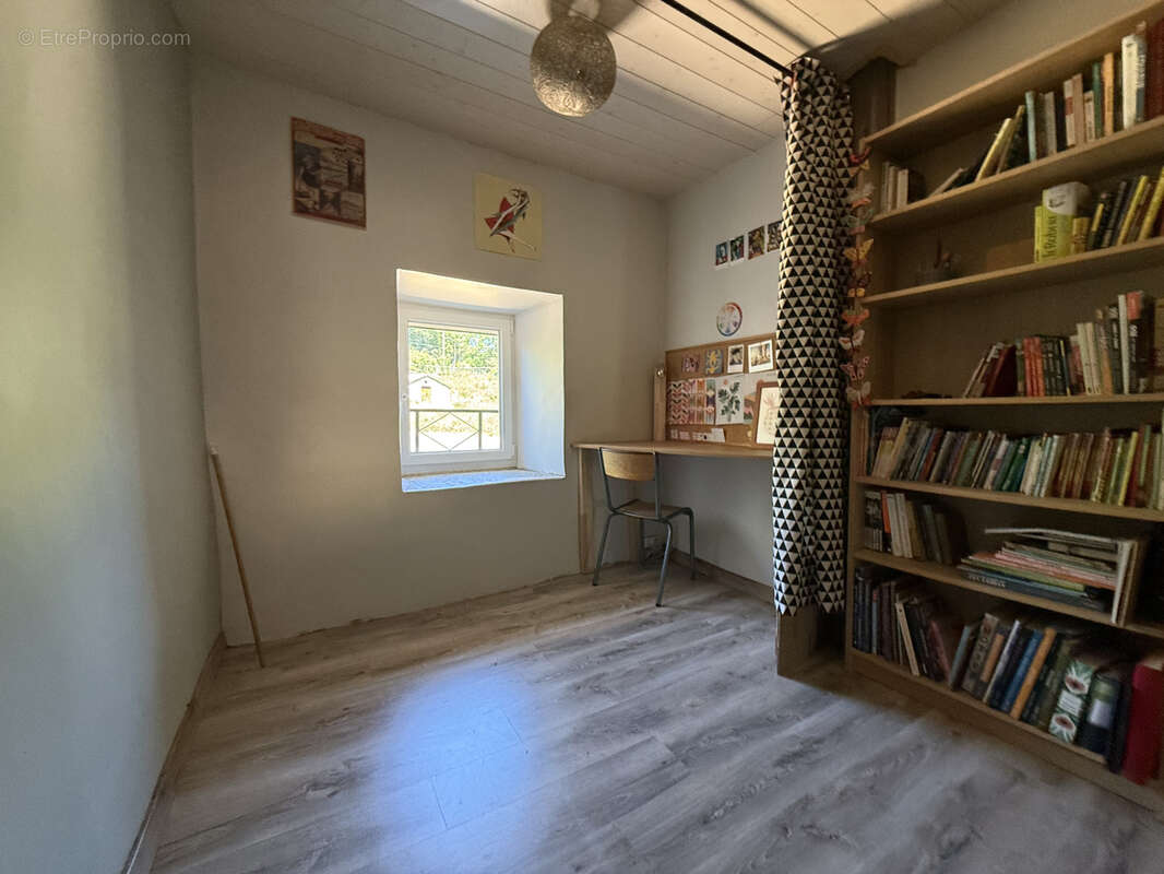 Maison à SAINT-JULIEN-CHAPTEUIL