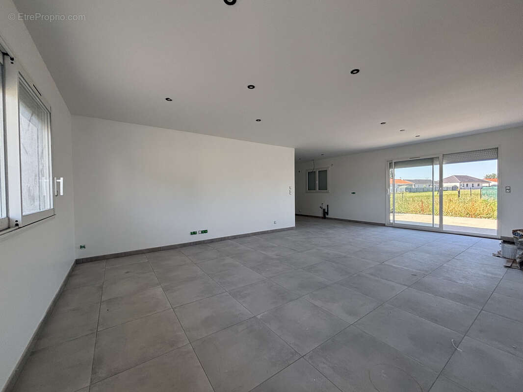 Maison à COGNAT-LYONNE