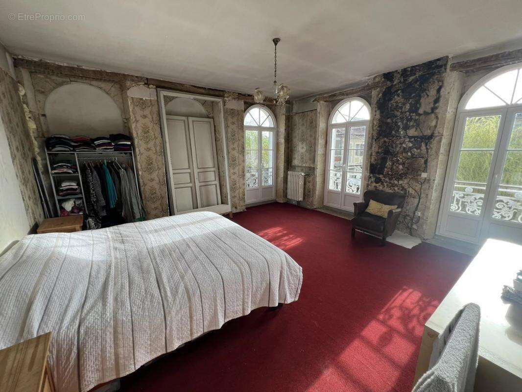 Maison à VIC-FEZENSAC